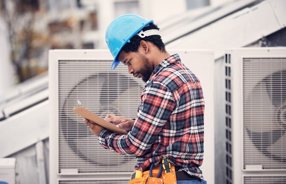 technicien, liste de contrôle et inspection de la climatisation sur le toit pour la sécurité