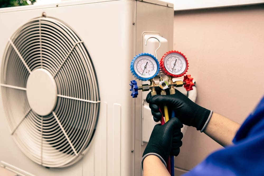 technicien tenant un manomètre d'outil de mesure sur le ventilateur pour vérification