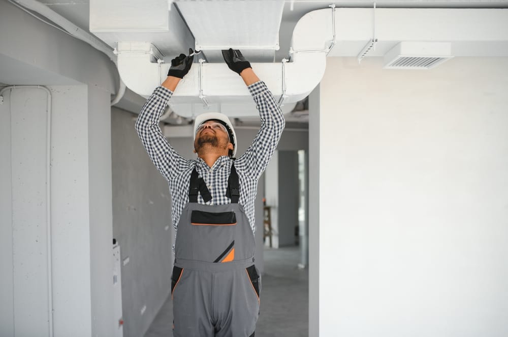 nettoyage de la ventilation, technicien au travail, réparation du système de ventilation CVC, industriel